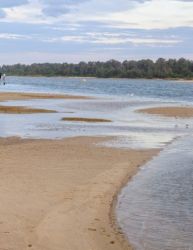 Low-tide-at-Lakes-Entrance